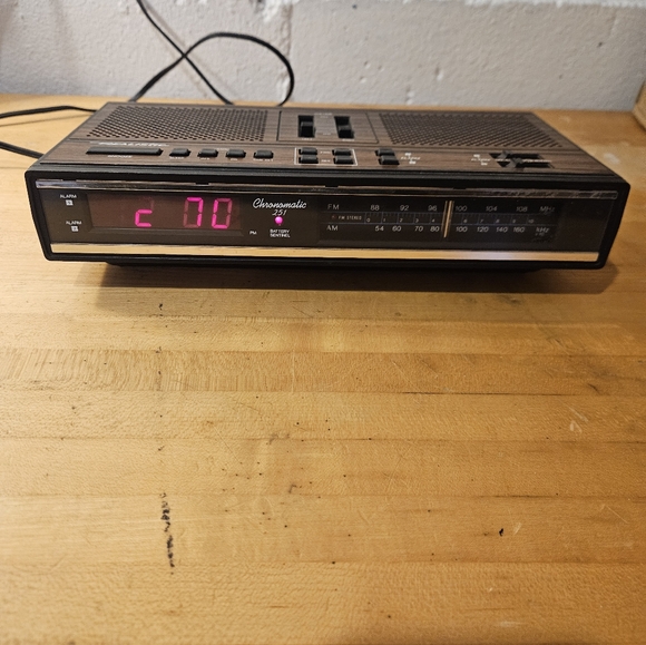 REALISTIC CHRONOMATIC 251 ALARM CLOCK AM/FM RADIO WOODGRAIN - Tested&Works - Picture 1 of 5